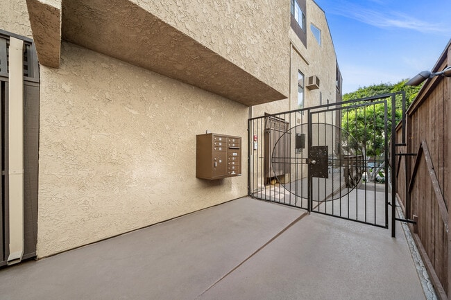 Building Photo - 906 Kings Rd