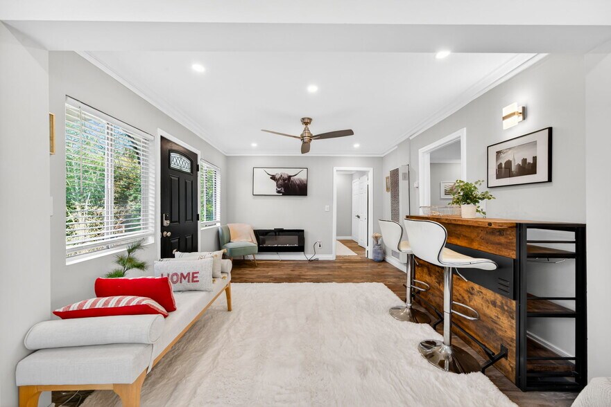 Building Photo - 1200 Tamarind Ave