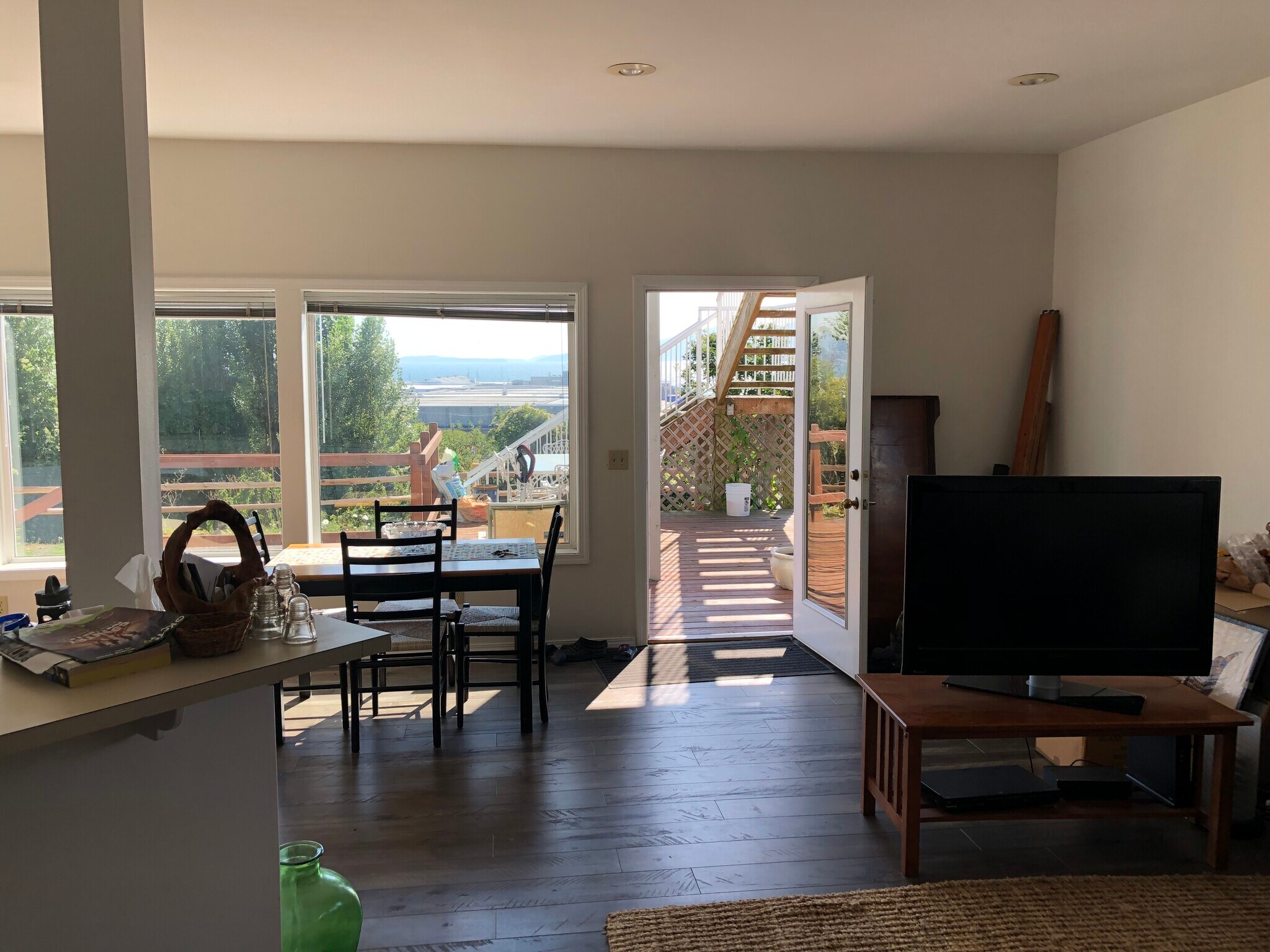Main living room area with open floor plan to kitchen - 2809 Eldridge Avenue