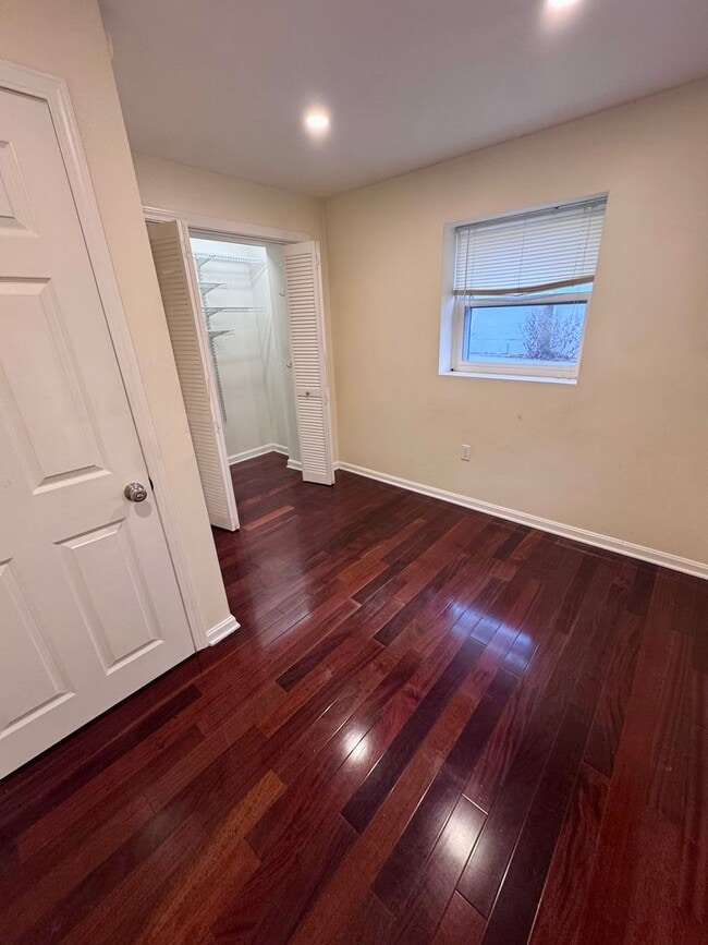 Building Photo - Two Bed Condo - Walking Distance to Downtown w/ Off Street Parking!