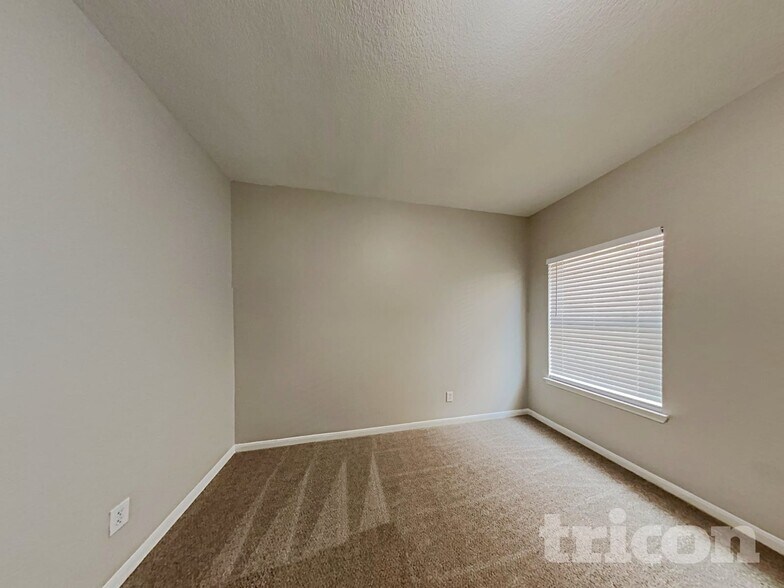 Building Photo - 7711 Sapulpa Ln