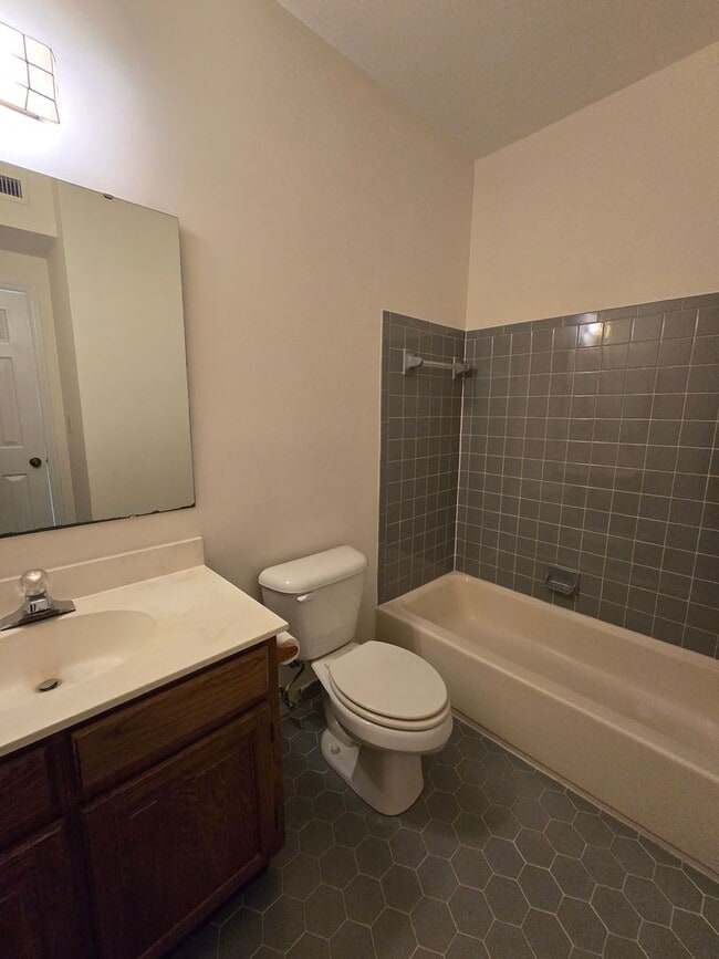 Building Photo - 733 Victorian Pl
