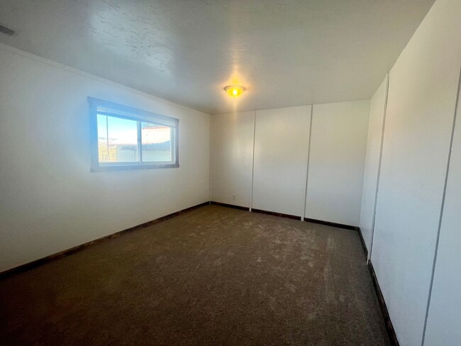 Building Photo - Charming 3 Bedroom 2 Bathroom Country Home...