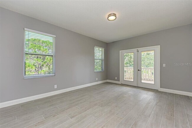 Building Photo - 1648 Bayshore Dr