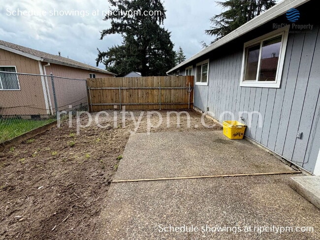 Building Photo - 11837 SE Gladstone St