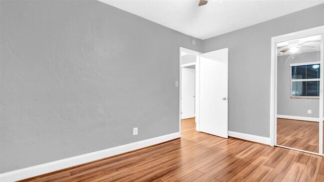 Building Photo - 527 31st Ave N