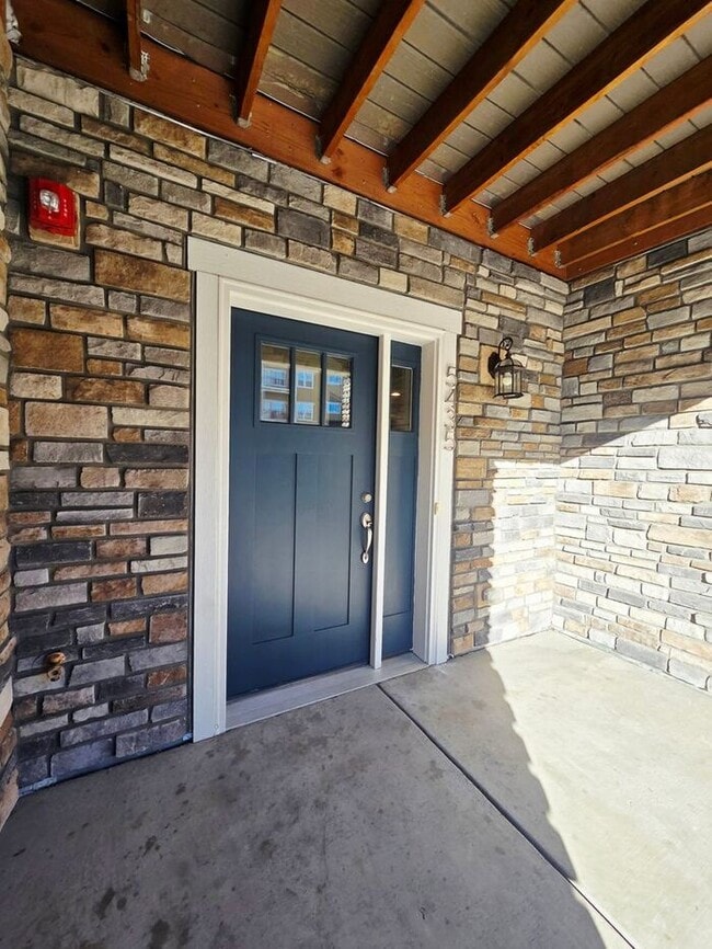 Building Photo - Cute Spacious Townhome in Prime Location – Available Now!