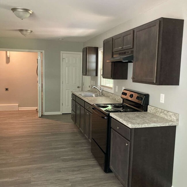 Building Photo - 511 E Parkview Dr