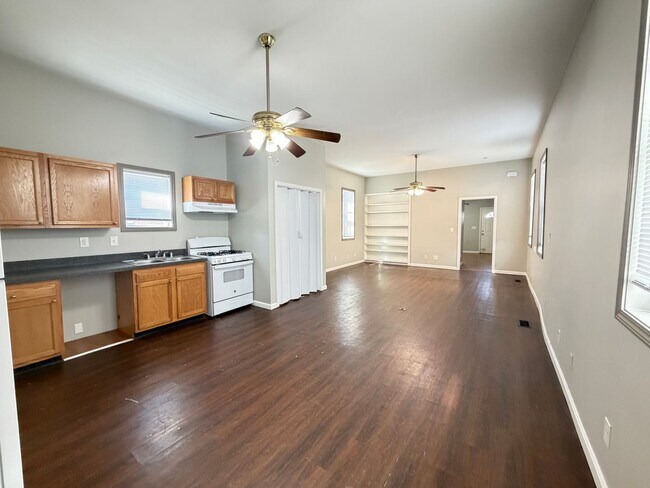 Building Photo - Beautiful Maintained 2 Bed and 1 Bath Shotgun House!