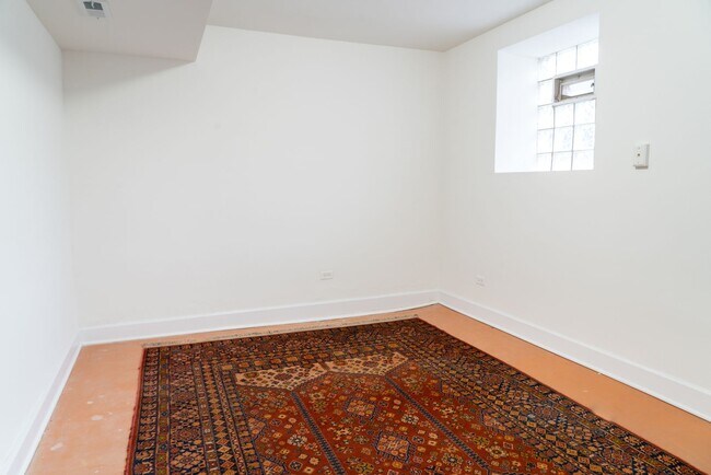 Building Photo - Uptown - English Garden, 1 Bed / 1 Bath - Central Heat & AC