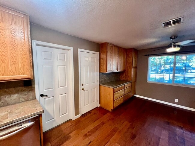 Building Photo - Well maintained single story on over half an acre lot!