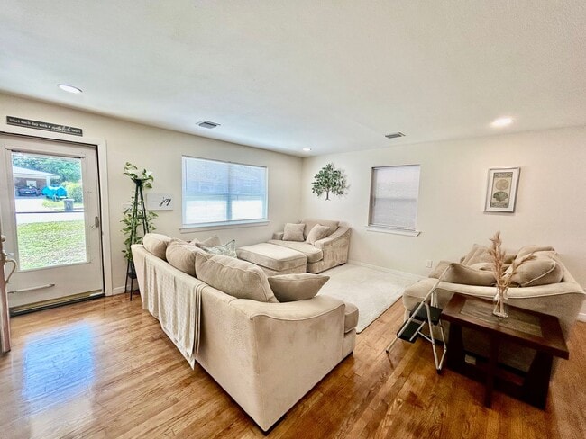 Building Photo - Gorgeous Fully Furnished 3 Bed/2 Bath Home...