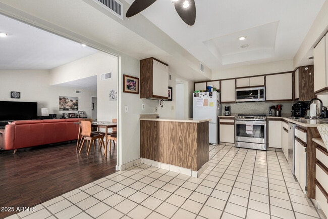 Building Photo - 1012 E Wagon Wheel Dr