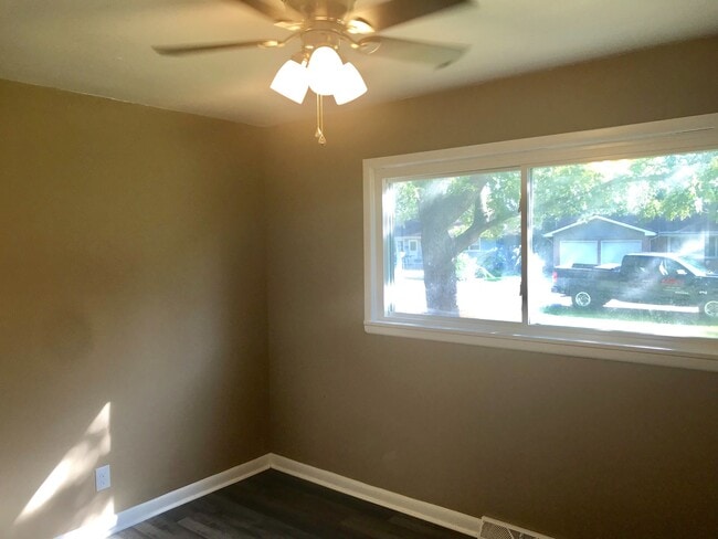 Building Photo - Updated SE Springfield Home -Available Now