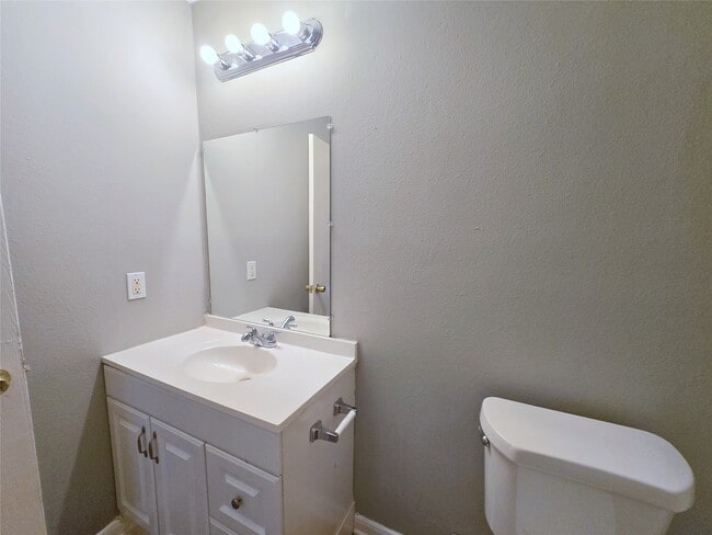 Building Photo - 811 Forest Hillside Ln