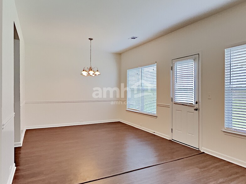 Building Photo - 2425 Valley Creek Dr