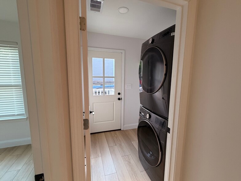 Washer+Dryer in Mudroom - 604 E 42nd St