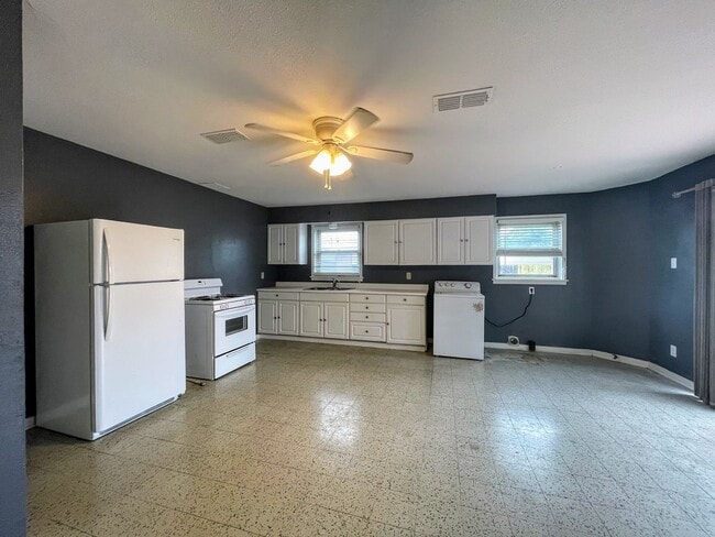 Building Photo - Charming 2-Bedroom Single-Family Home – Perfect for Comfort & Convenience!