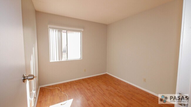 Building Photo - 2nd Floor 3 bed/2 bath Condo!