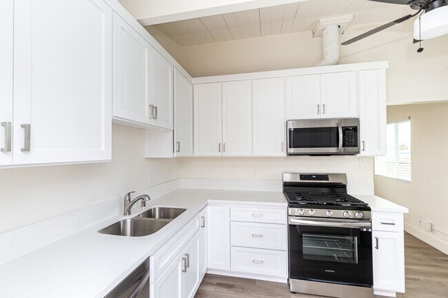 Building Photo - *** OCEANSIDE OASIS 2/1 WITH GARAGE, NEWLY...