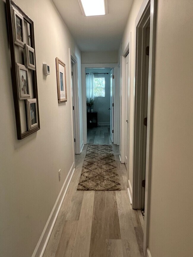 Building Photo - Updated Old Woodlands Plantation Home with Fenced Yard