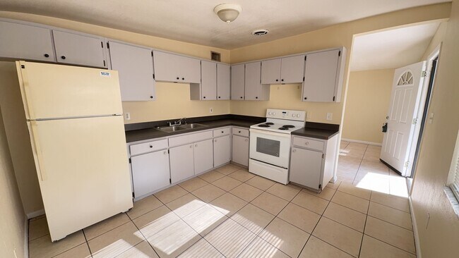 Building Photo - 3 Bedroom 1.5 Bathroom Home For Rent -Corner lot / Fenced