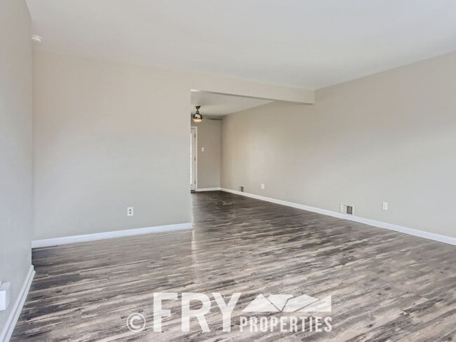 Building Photo - Renovated Harvey Park home