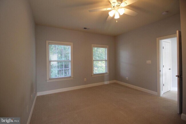 Building Photo - 44136 Riverpoint Dr