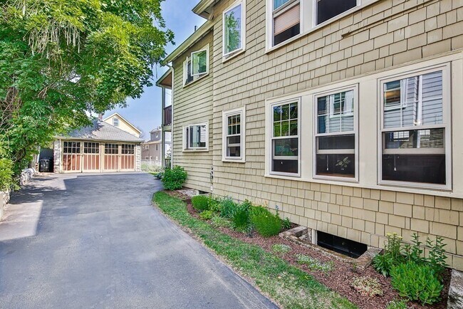 Building Photo - 43 Menotomy Rd