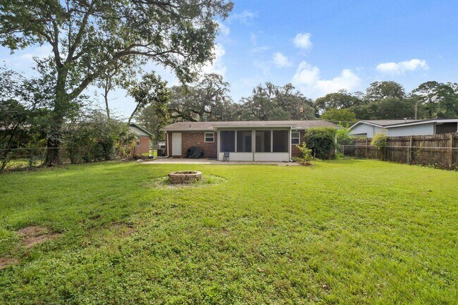 Building Photo - 310 Lancaster Dr