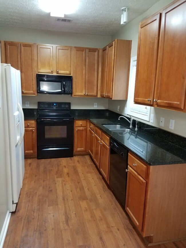 Building Photo - Carrollton City Living