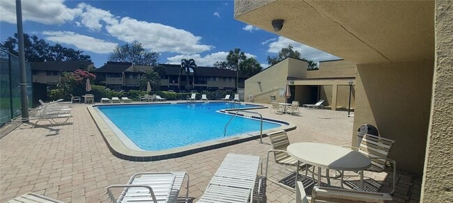 Building Photo - 890 N Village Dr