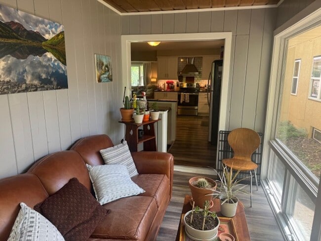 Building Photo - Updated 4 BR / 3 BA SFH w/ Hdwd Flrs, Sunny Porch, 2-car Garage in Robbinsdale!