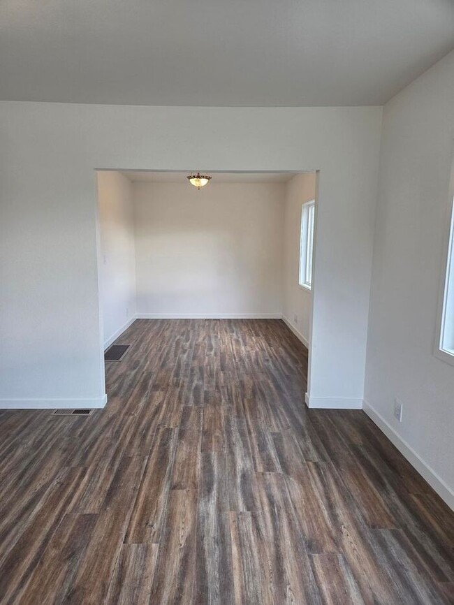 Building Photo - 3 Bed, 1.5 Bath Home in Tacoma! **MOVE IN SPECIAL** $500 OFF First Month Rent!!