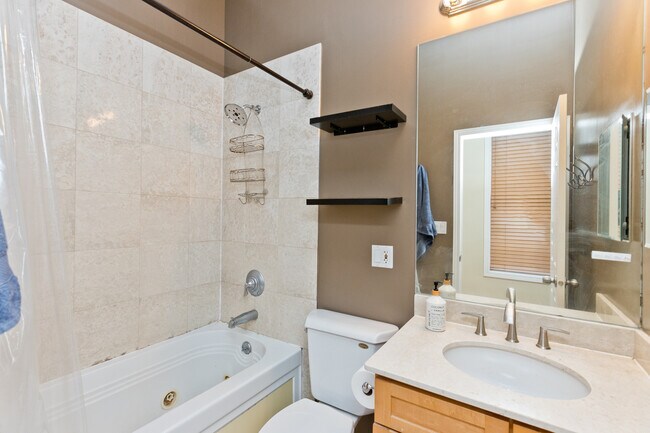 Building Photo - 1317 N Wicker Park Ave