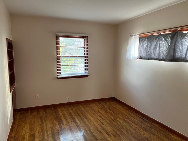 Building Photo - 4 BEDROOM 2 BATHROOM SINGLE FAMILY HOME