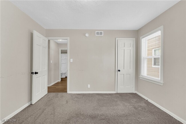 Building Photo - 2016 N Green Rd