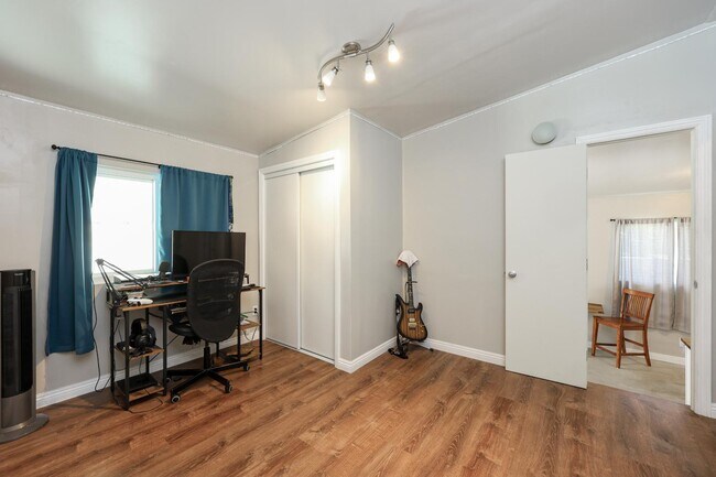 Building Photo - 500 Rancheros Dr
