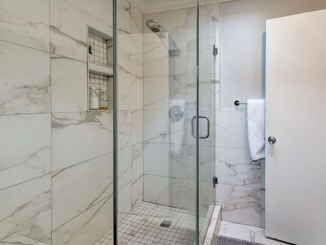 Building Photo - Chic Urban Oasis in Hillsdale