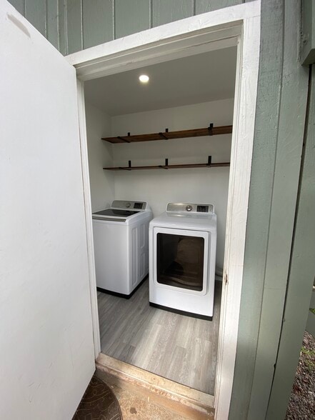 Shared laundry room right outside the front door. - 47 Hui Oo Pl