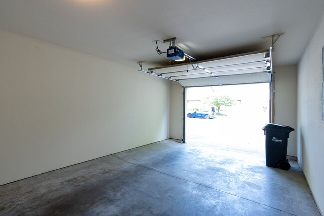 Building Photo - 601-603 Glenstone Dr.