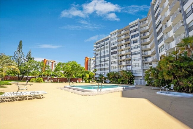 Building Photo - 1300 NE Miami Gardens Dr