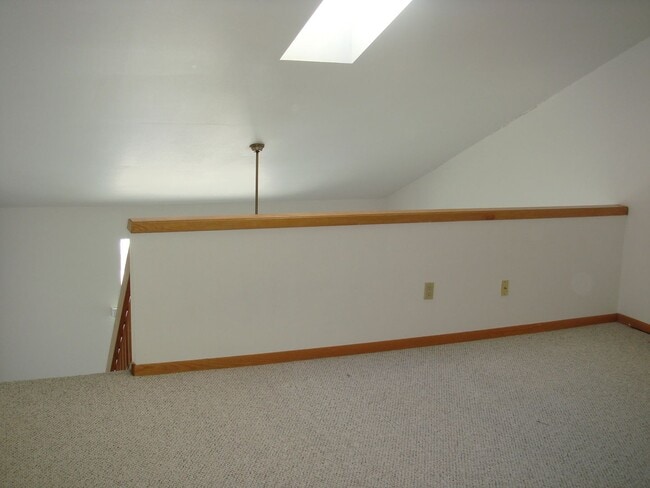 Building Photo - Cozy 1 bedroom loft apartment.. AVAILABLE!!