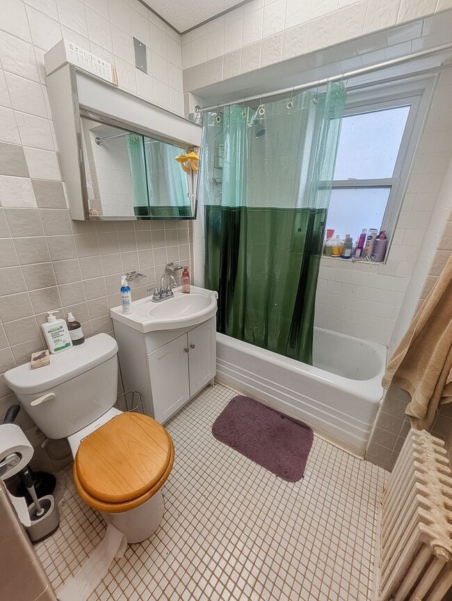 Building Photo - Large 3-bed/1-bath Apartment in the Heart of Rogers Park!