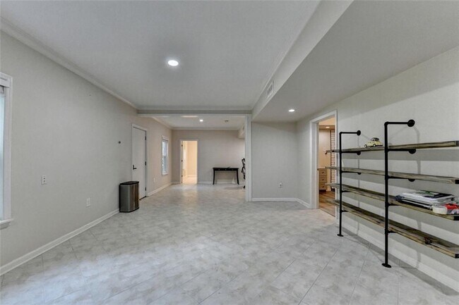 Building Photo - 355 Gaines Oak Way