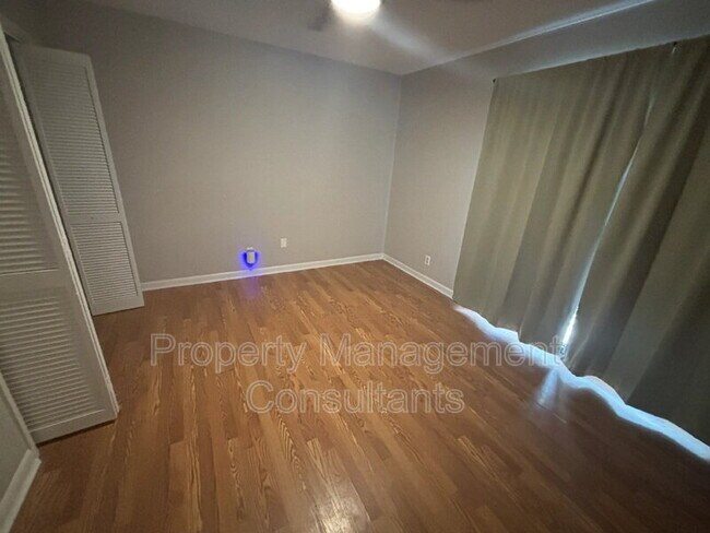 Building Photo - 4922-4927 7 Pine Cir