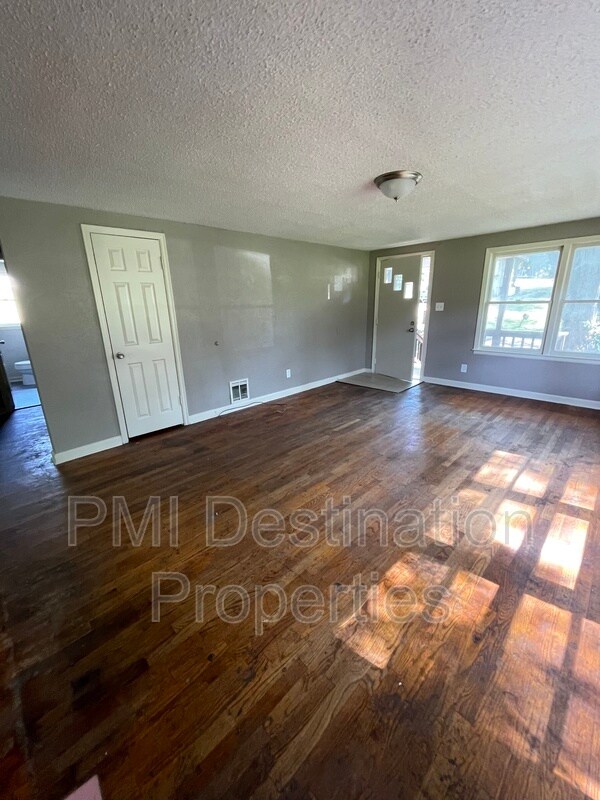 Building Photo - 5528 Parkview Ave