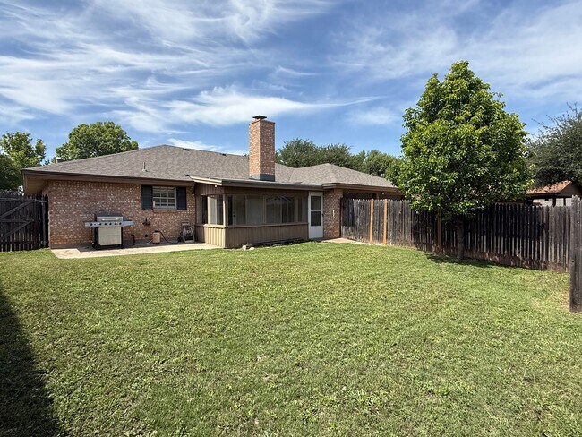 Building Photo - BEAUTIFUL 4 Bedroom 2 Bath  home with spacious backyard AVAILABLE NOW!
