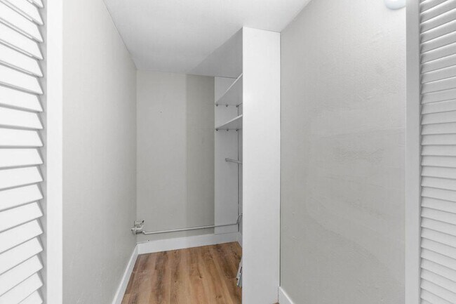 Building Photo - 173 Seville H