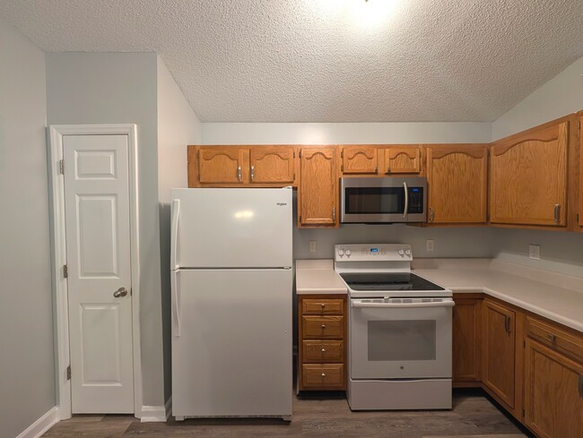 Building Photo - 132 Rivertree Ln